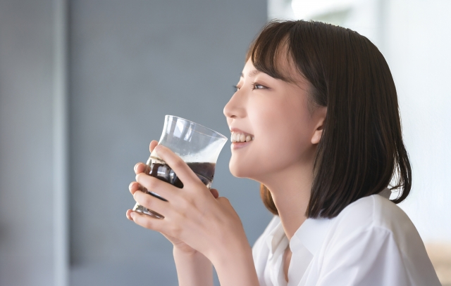 飲み物を飲む女性